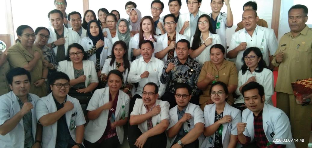 Selamatkan Ribuan Nyawa dari DBD, Menkes  RI Puji Para Medis  di  Sikka Pahlawan Kesehatan