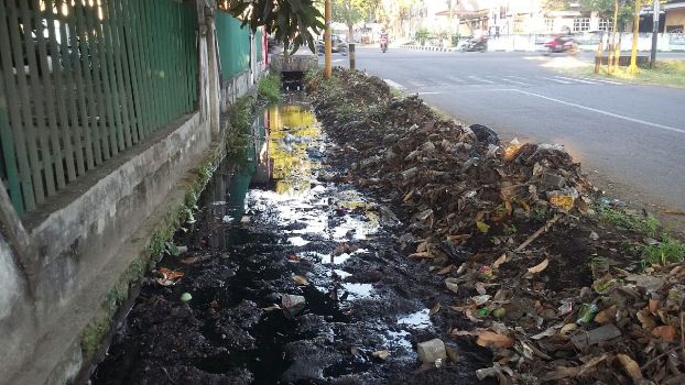 Jalan-jalan ke Pertokoan Kota Maumere, Jangan Lupa Tutup Hidung