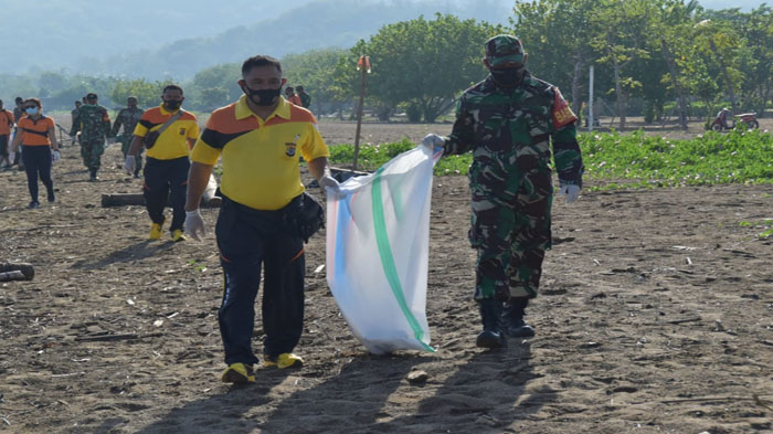 Sambut Hari Bhayangkara Ke-75 di Labuan Bajo, Sampah di Pantai dan Rumah Ibadah Dibersihkan