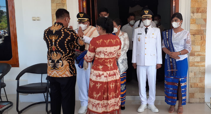 Sambut Kedatangan Bupati dan Wakil Bupati, Ratusan PNS Selempangkan Kain Sumba