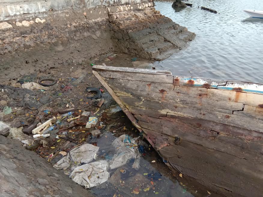 Sampah dan Bangkai Perahu Hiasi Pantai Hambala