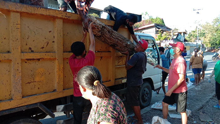 Sampah Menumpuk Setelah Badai, Warga Kerja Bakti Bersihkan