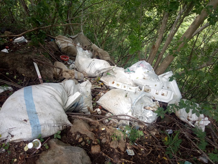 Sampah Berserakan di Bukit Kesidari Mbay Nagekeo