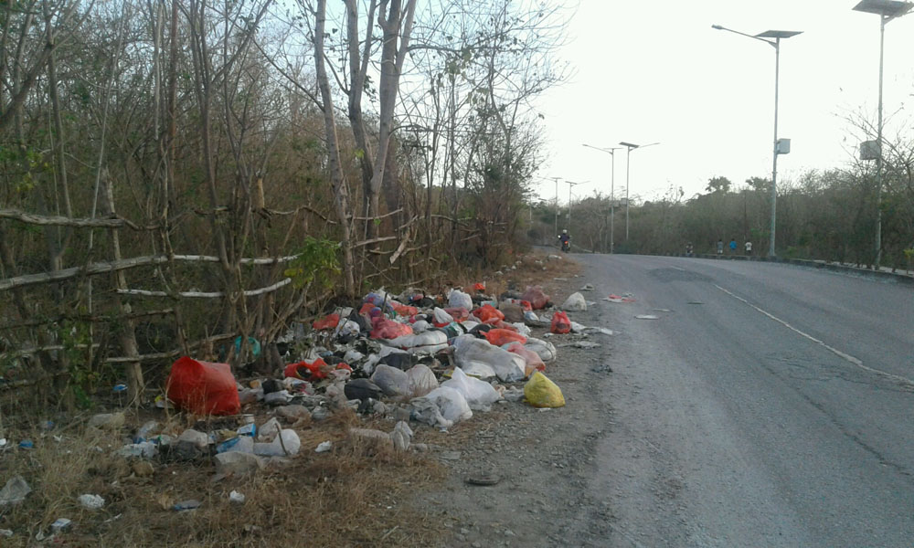 Sampah Menumpuk Ditepi Jalan Bimoku