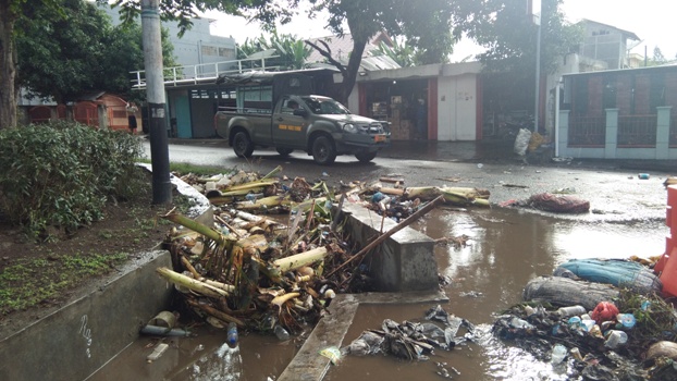 Drainase Di Jalan Nenas Dijejali Sampah, Bikin Miris