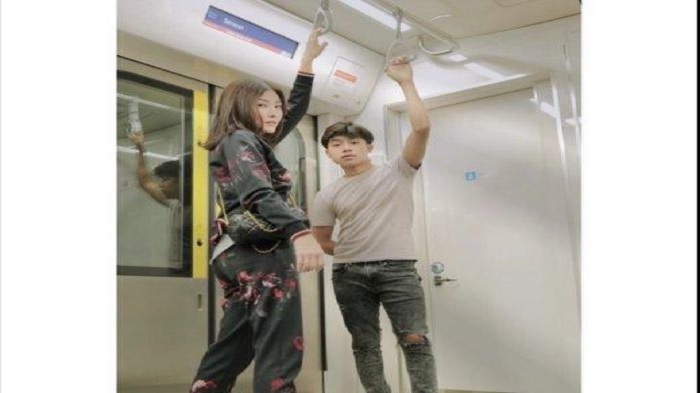 Betrand Peto dan Sarwendah Pose Wajah Datar di MRT, Paras Putra Ruben Onsu Curi Perhatian