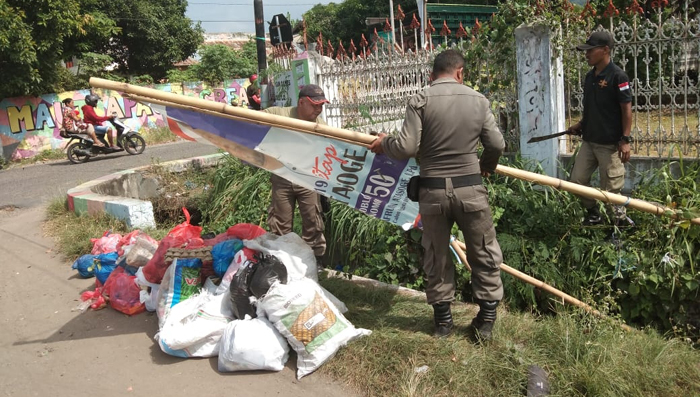 Sat Pol PP Setda Ende Sapu Rata Atribut APK di Kota Ende