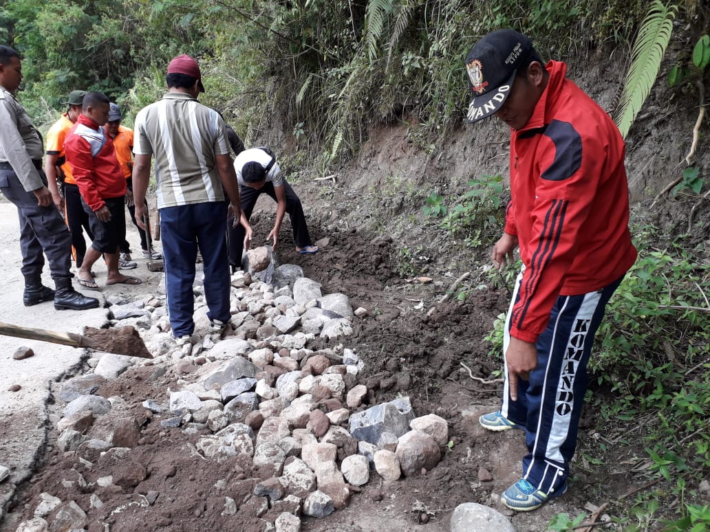 13 Km Jalan Rusak Menuju Iteng Diperbaikki Camat Satar Mese dan Warga!