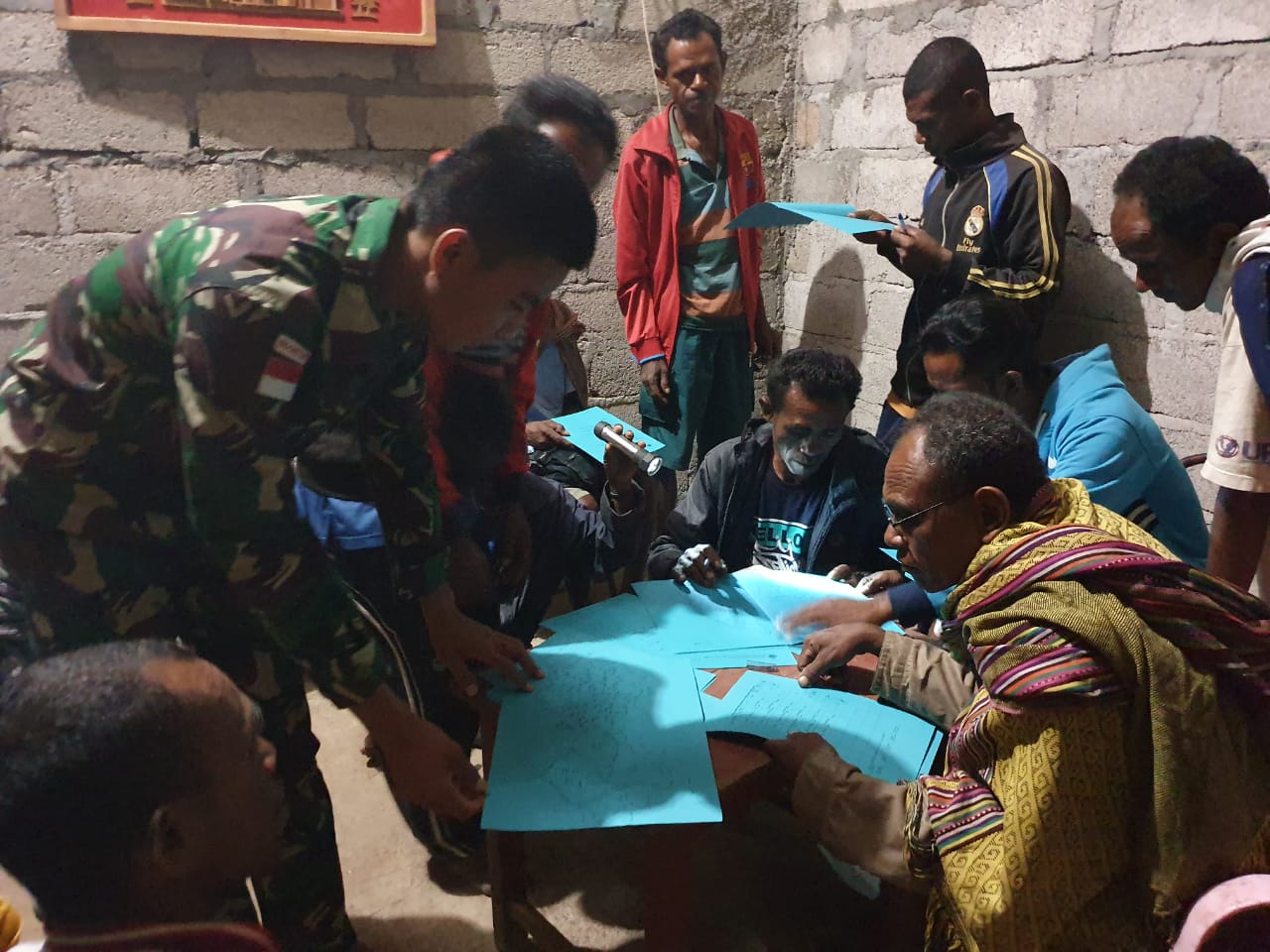 Anggota Satgas Pamtas RI-RDTL Yonif 132/BS Ajarkan Membaca dan Menulis bagi Lansia