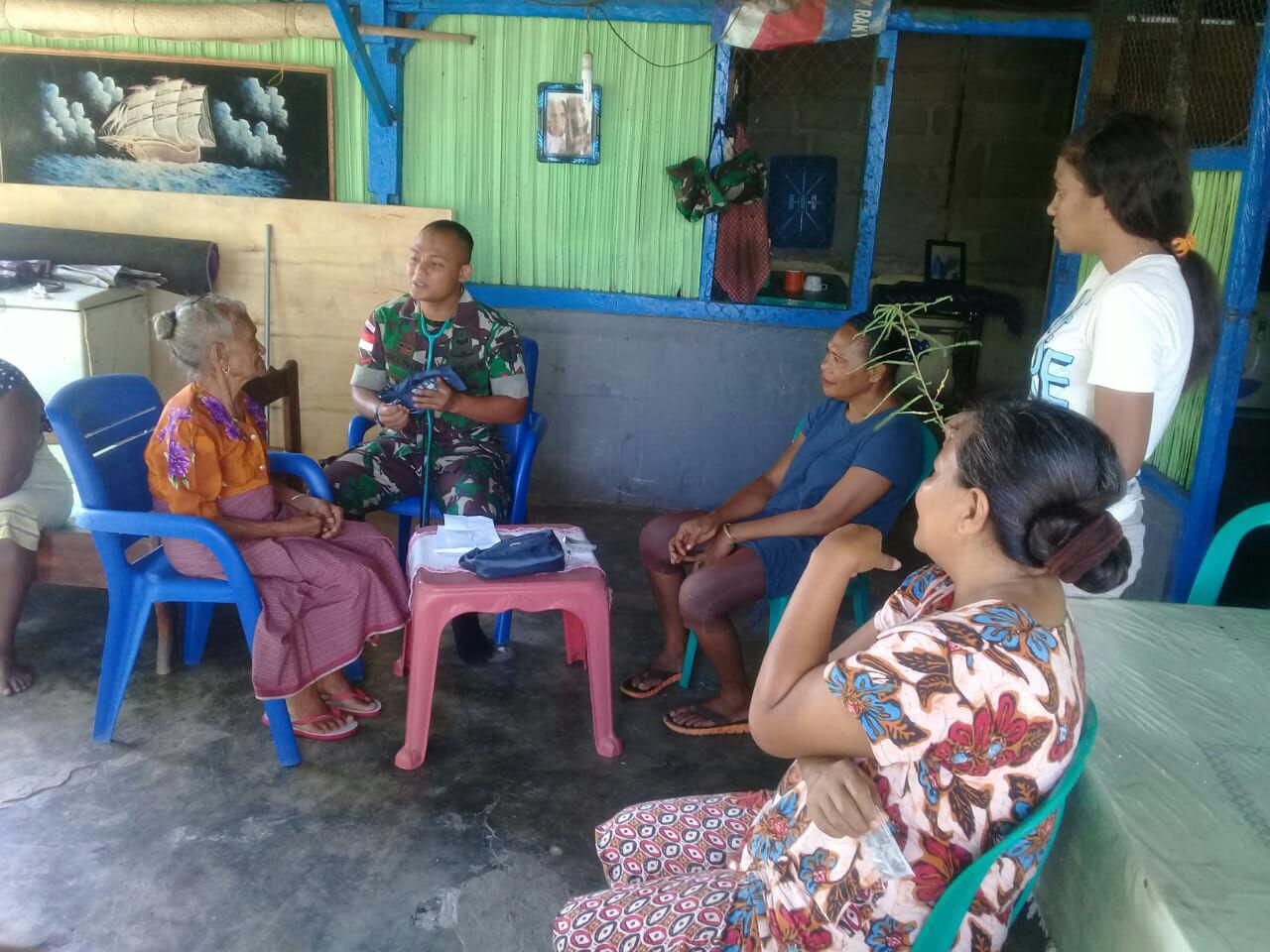 Warga Silawan-Belu Kerumuni Tentara. Ini yang Mereka Lakukan