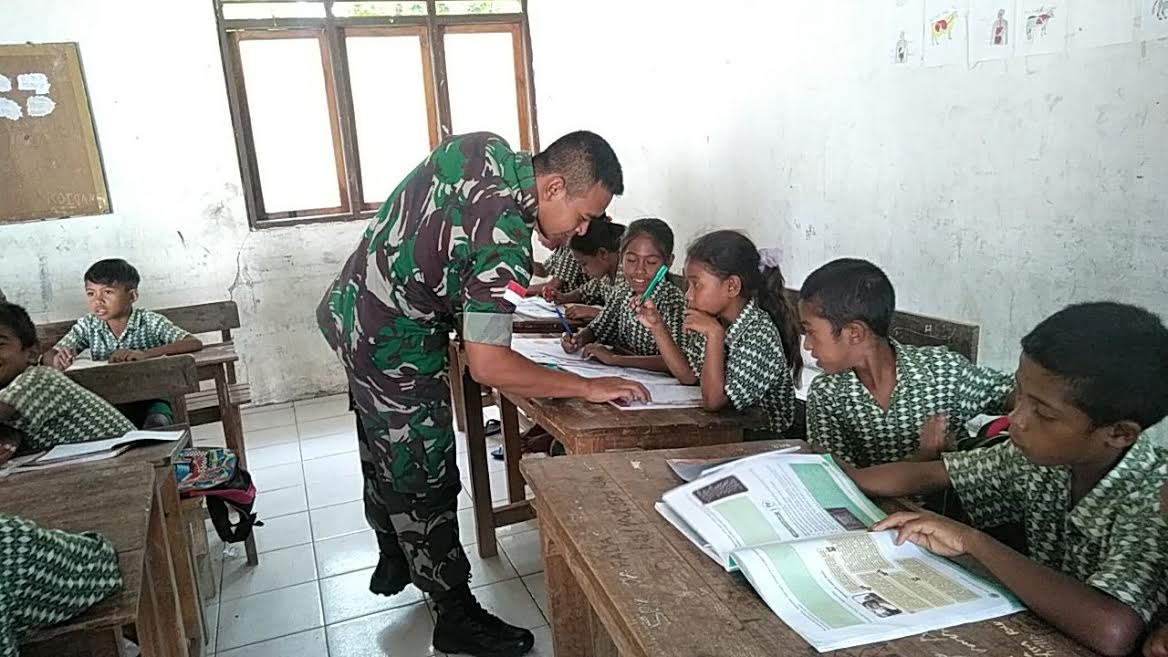 Sertu Harjuno Jadi Pengajar di SDK Dafala