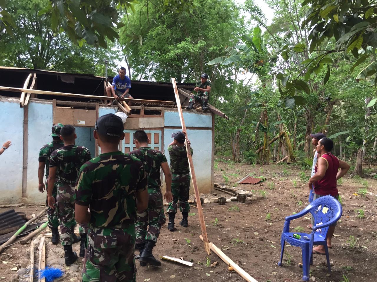 Satgas Pamtas Perbaiki Rumah Warga Terkena Puting Beliung