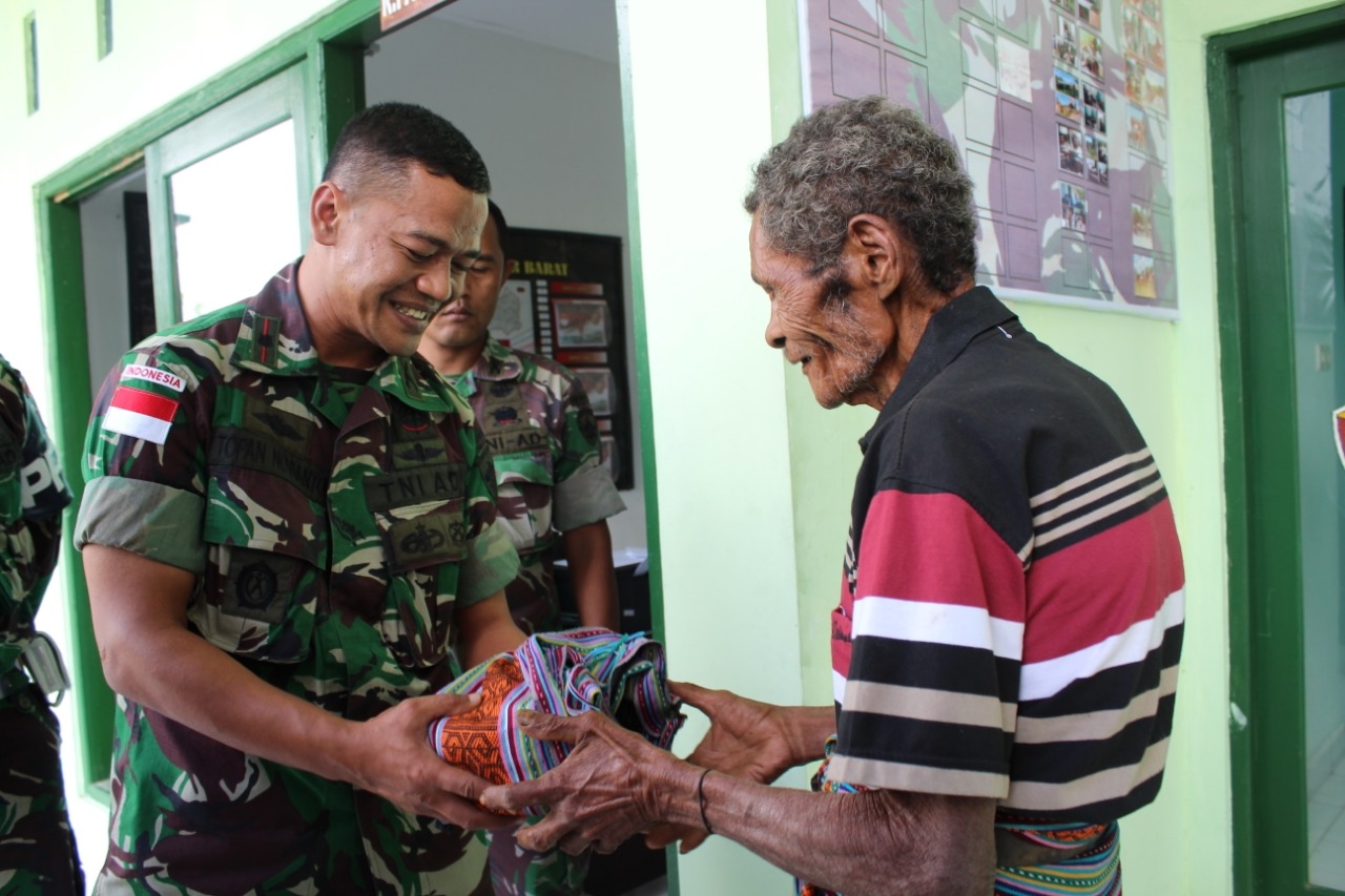 Satgas Yonif Mekanis Terima 3 Senjata Api dan Satu Granat Tangan
