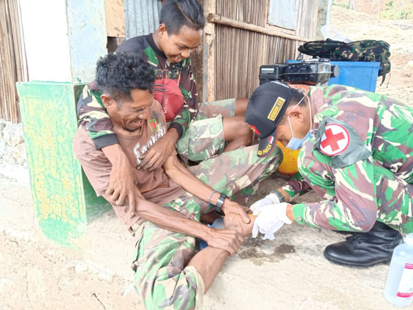 Satgas Yonarmed 3/105 Tarik Bantu Lansia di Perbatasan RI-RDTL