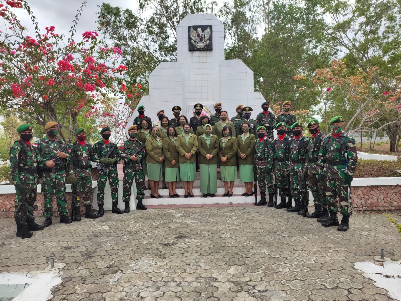 Jajaran Satgas Yonarmed 3/105 Tarik Laksanakan Ziarah Ke TMP Cendana Loka, TTU