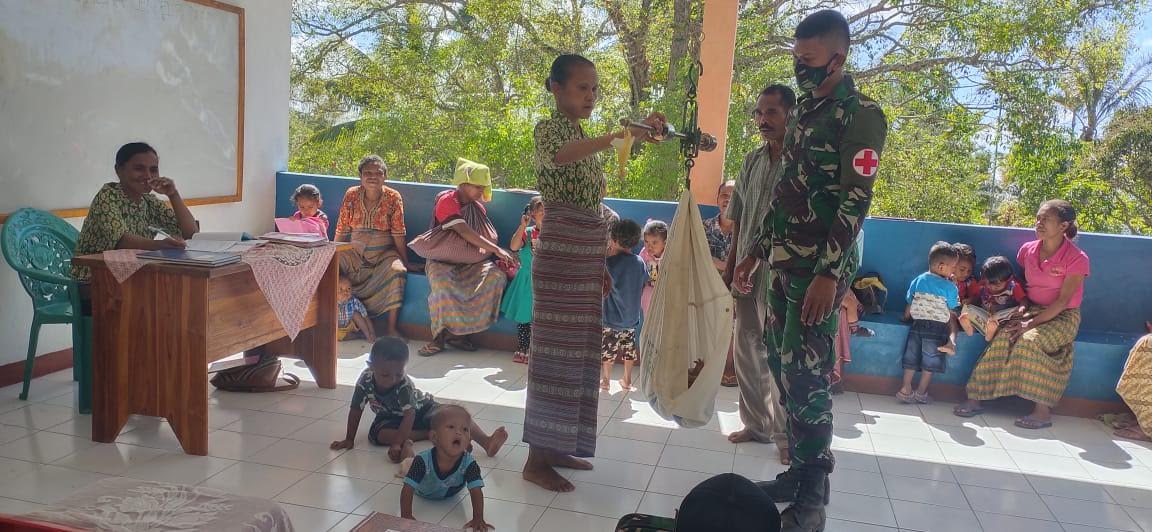 Satgas Yonarmed 3/105 Tarik Adakan Posyandu Rutin Selama Satu Bulan