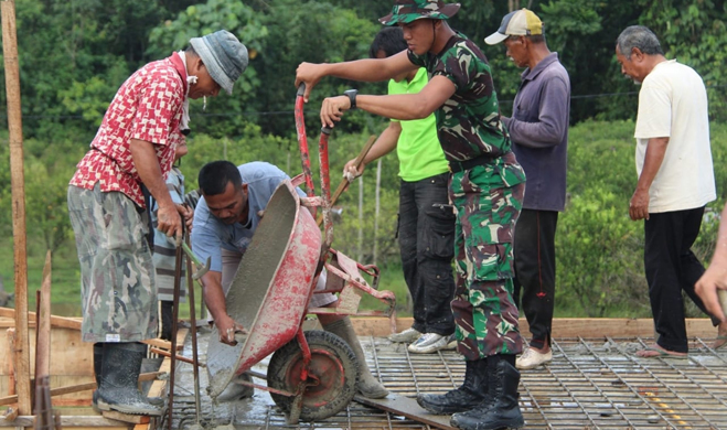 satgas-yonif-132bs-bersama-warga-bangun-bak-penampungan-air-bersih.jpg