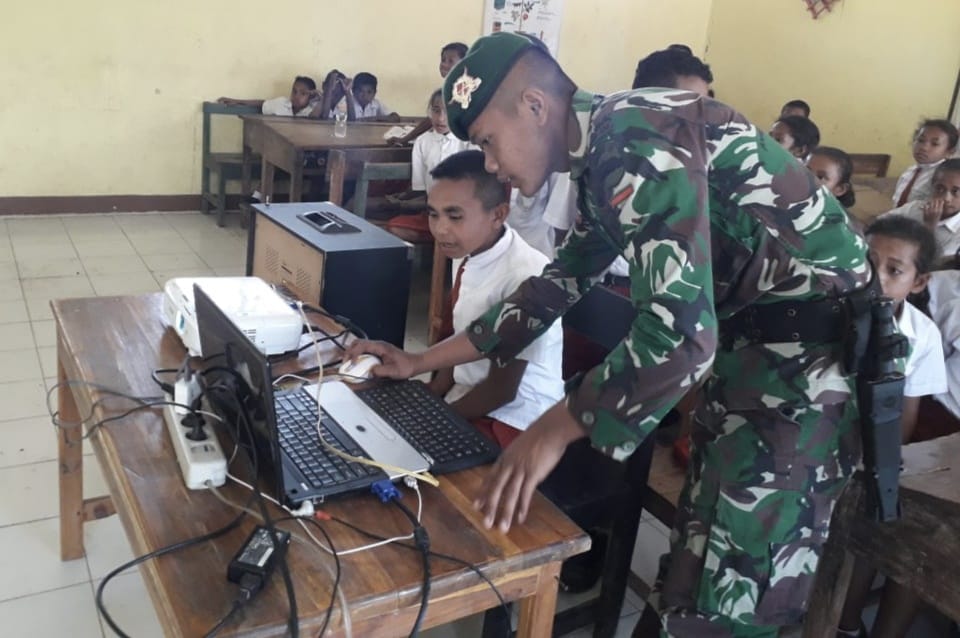 Satgas Yonif 132/BS Ajarkan Anak SD Tentang Pengoperasian Komputer