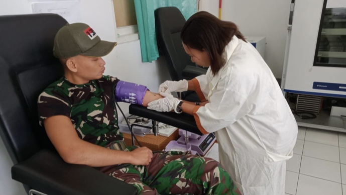 Satgas Yonif 132/BS Donorkan Darah Untuk Masyarakat Perbatasan