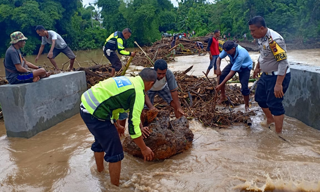 Satlantas Polres Lembata Bersihkan Sampah di Kali Waima