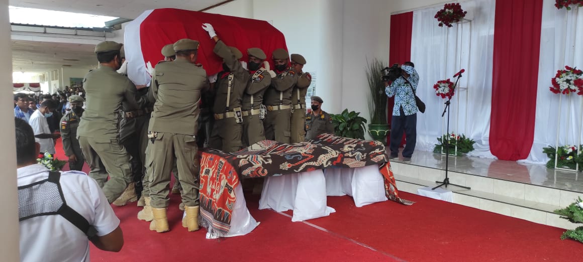 Sekda NTT Meninggal, Jenazah Domu Warandoy Tiba di Waingapu Sumba Timur, Disambut Isak Tangis