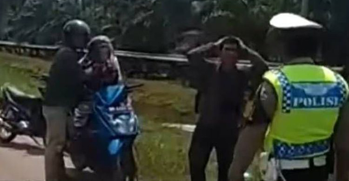 Pengendara Motor yang Distop Polisi Ternyata Membawa Jenazah Keluarga, Videonya Jadi Viral