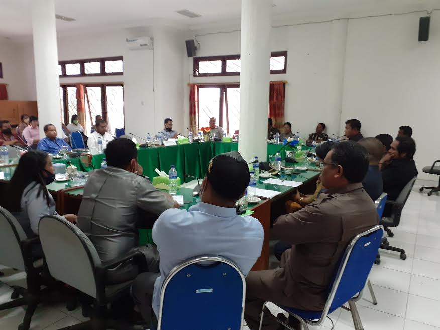 DPRD Sumba Barat Persilahkan Puluhan Guru Bertemu Bupati