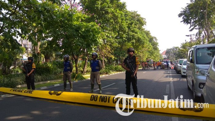 sejumlah-personel-kepolisian-dan-jajaran-setempat-menseterilkan-area-sekitar-gki-diponegoro-surabaya_20180513_104905.jpg