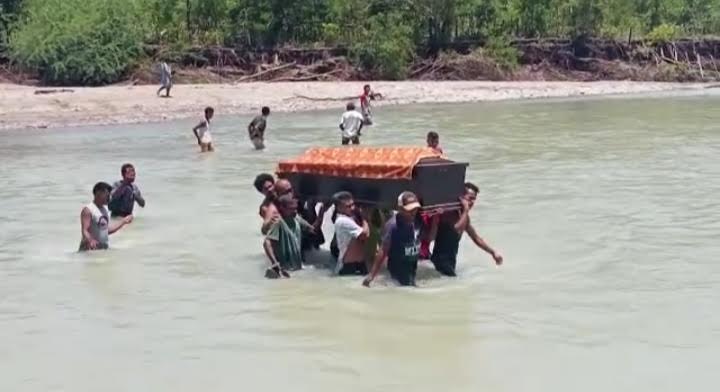 Imbas Jembatan Kapsali Putus, Warga Amfoang Kabupaten Kupang Gotong Jenazah Melintasi Sungai