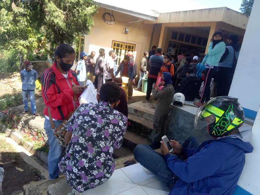 Mulai Pemberlakuan New Normal, Warga Padati Disdukcapil Ngada