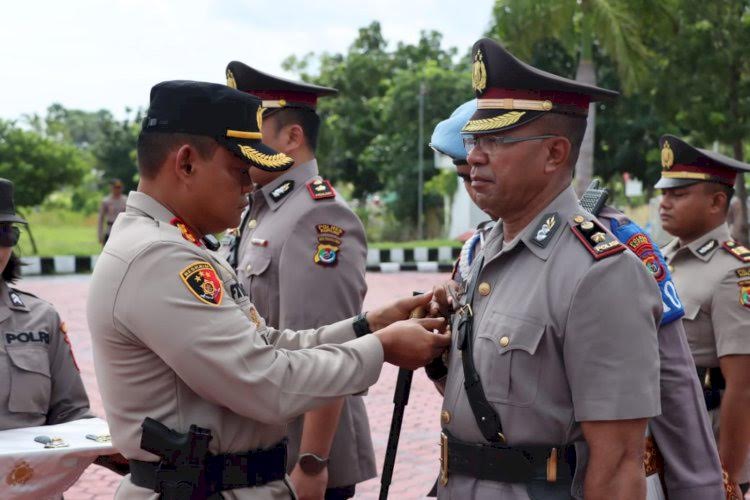 sematkan-tanda-sumpah-jabatan-wakapolres-kupang.jpg