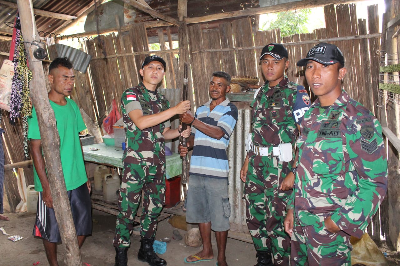 Warga Desa Noeltoko-TTU Serahkan Senjata Api Jenis Springfield