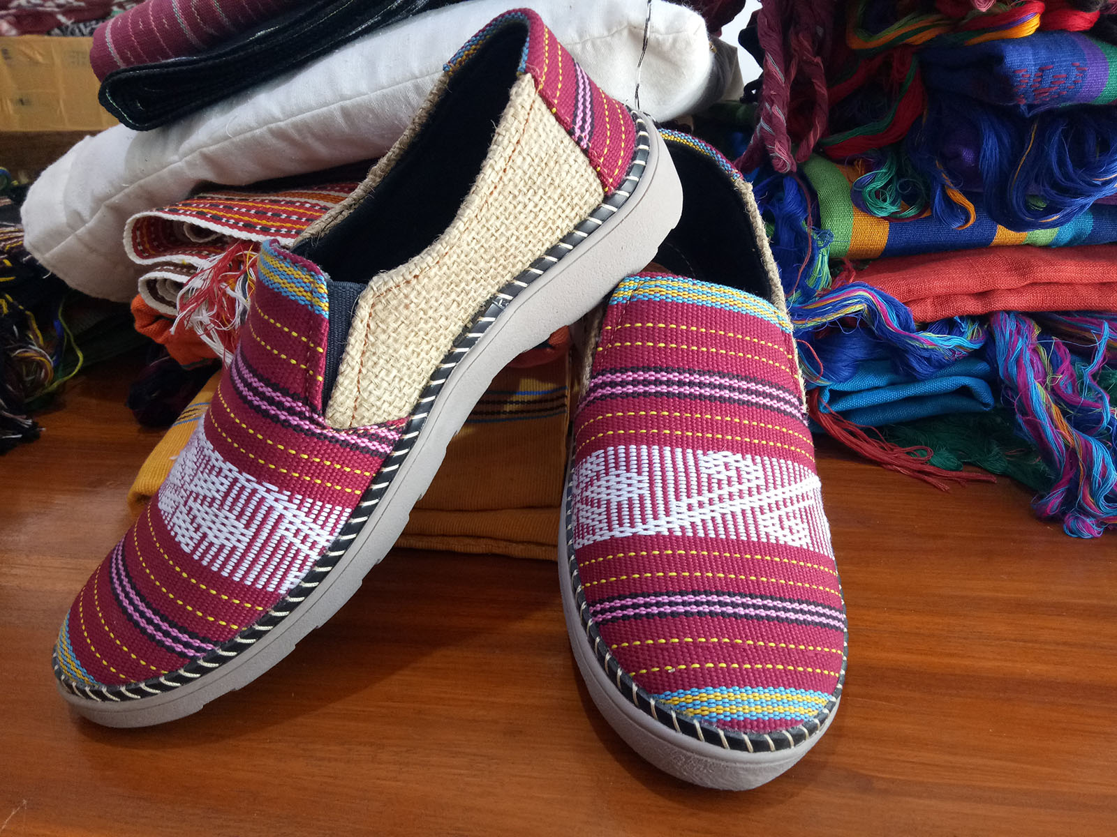 TRIBUN WIKKI Yuk Berburu Oleh-Oleh Khas NTT di Rumah Tenun Alor, Model Terbarunya Bikin Kamu