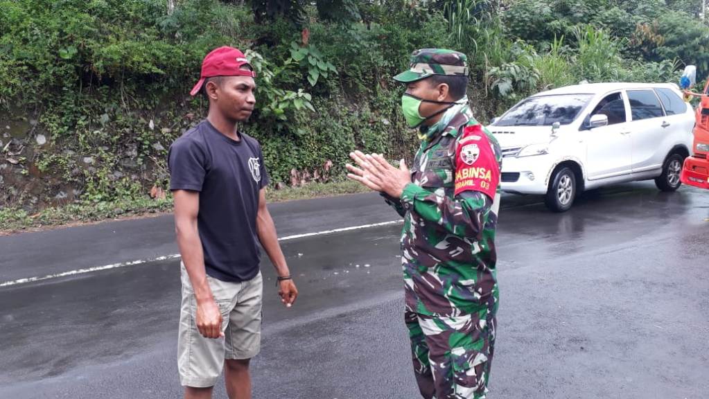 Covid-19: Babinsa Boawae Ingatkan Pengemudi Pakai Masker