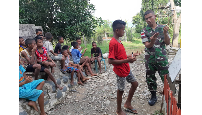 Serda Joko Manfaatkan Halaman Pos untuk Mengajar Anak Sekolah di Perbatasan