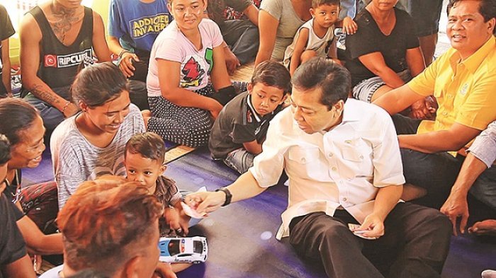 Kunjungi Pengungsi Gunung Agung, Setya Novanto Bagi-bagi Duit