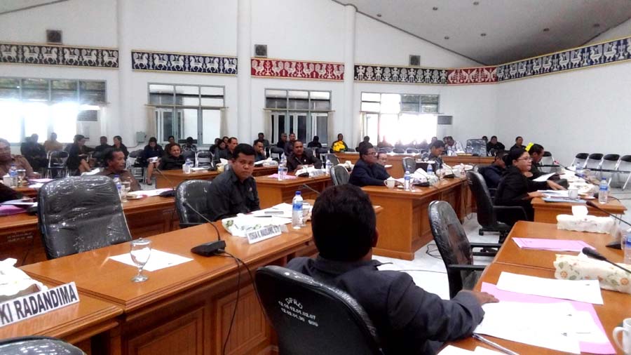 Lima Fraksi DPRD Sumtim Menerima Kedua Ranperda Tanpa Ada Perubahan