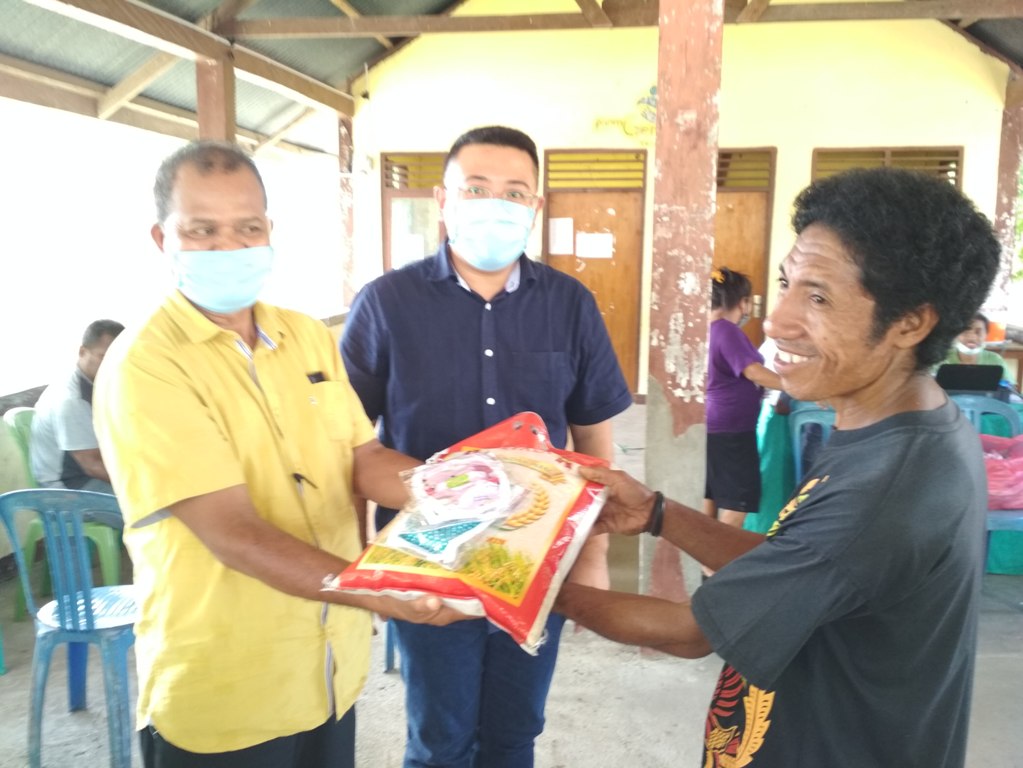 Simon Beduli dan Michael Tan Beri Sembako di Desa Baopana