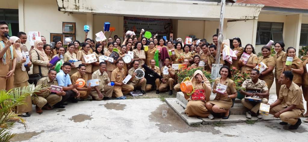 Hari Pertama Masuk Sekolah, Siswa dan GuruSMAN 5 Tukar Kado Natal