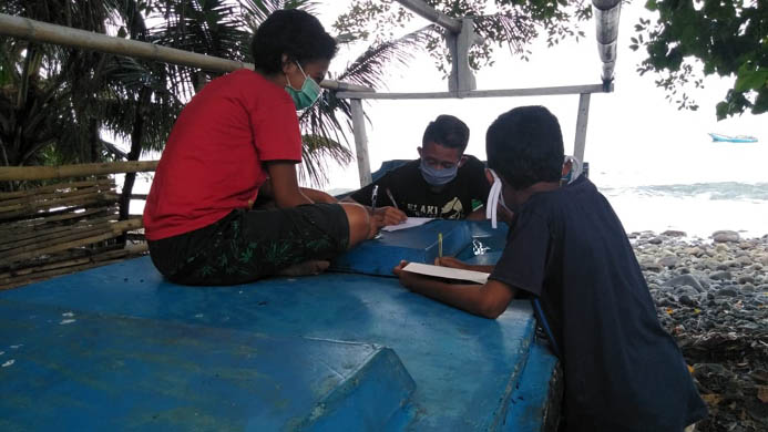 Siswa di Nagekeo Panjat Tebing Curam Cari Jaringan Internet Demi Ikut KBM Online