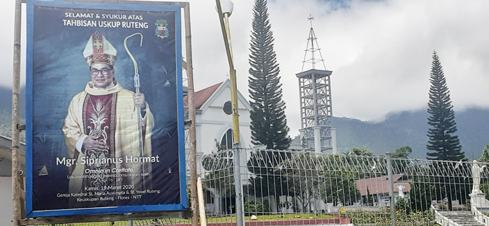 siswa-sd-dan-smp-di-ruteng-manggarai-turun-ke-jalan-sambut-uskup-sipri.jpg