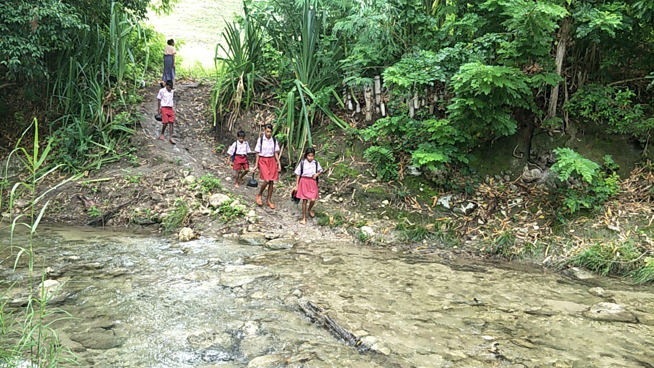 Terkait Siswa SDM Mbatakapidu Jalan Kaki 7 KM, Bupati Gidion: Persoalan Anggaran Jadi Penyebab