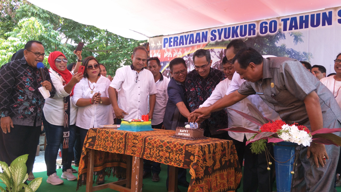 Meriahnya Acara Pemotongan Kue Tar Syukuran HUT Ke-60 SMA Katolik Andaluri Waingapu