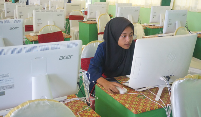 SMA Man Ende Mulai Ujian Online, Siswa yang Tak Punya Android Ujian di Sekolah