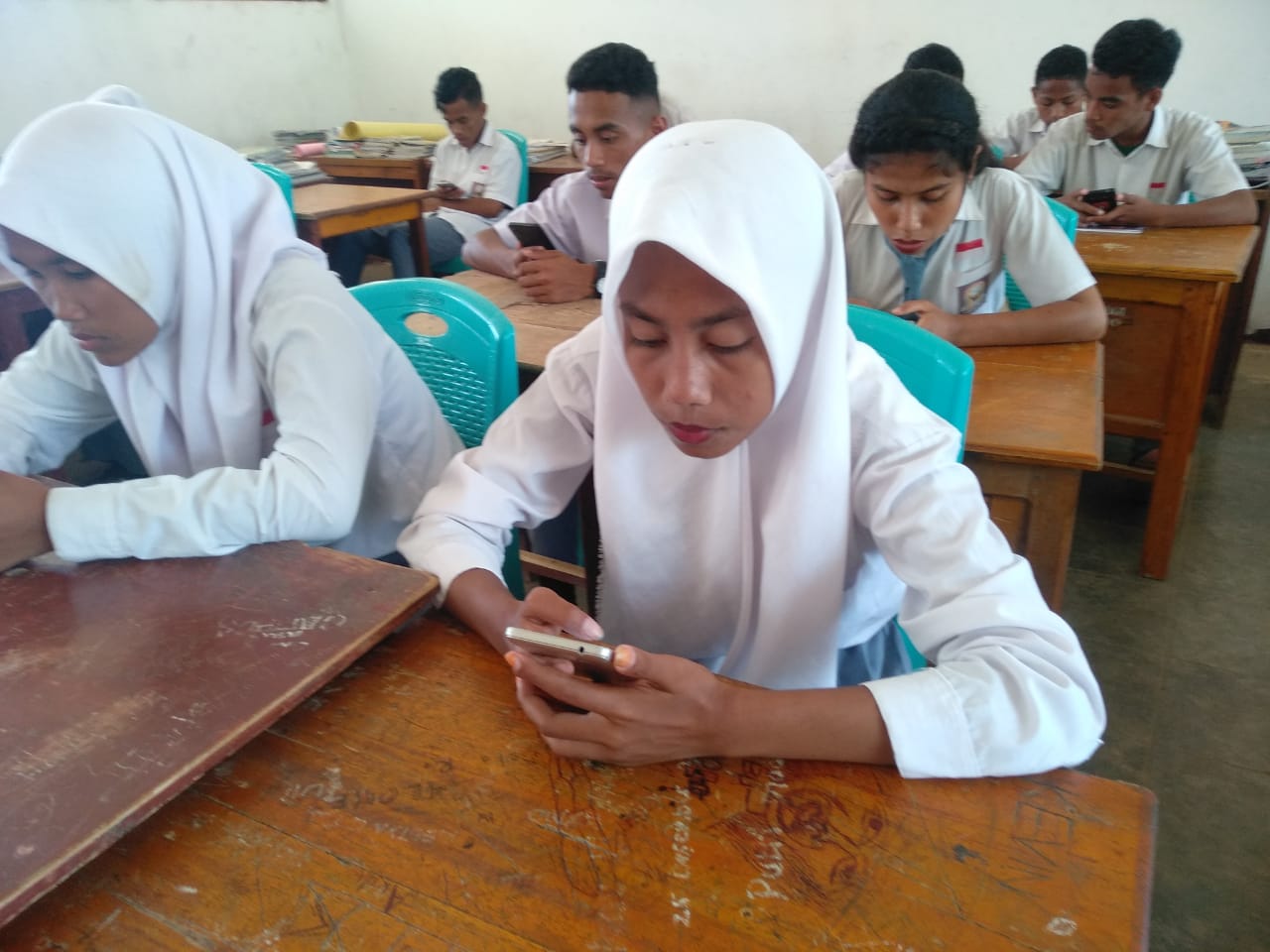 Di Nagekeo Siswa SMA Negeri I Mauponggo Gunakan HP Kerjakan Soal Ujian Semester, Berikut Liputannya!
