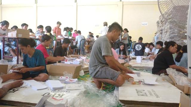 KPU Sumba Timur Libatkan 215 Warga Sortir Surat Suara