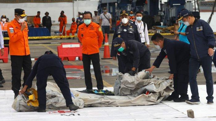sriwijaya-air-jatuh-petugas-memeriksa-benda-yang-diduga-serpihan-dari-pesawat-sriwi.jpg