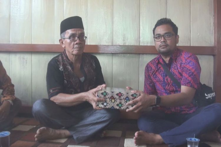 stasiun-manager-lion-air-palembang-rizky-menyerahkan-bantuan-uang-duka_20181103_195926.jpg