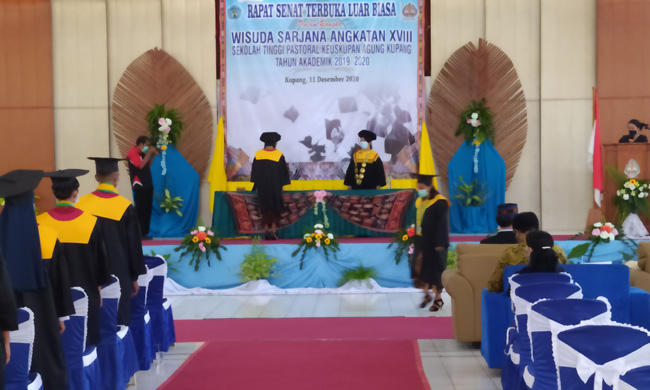 stipas-keuskupan-agung-kupang-wisuda-69-sarjana-pendidikan-agama-katolik.jpg