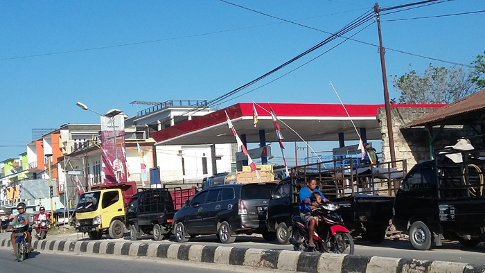 Akibat Stok BBM Menipis, Antrean Kendaraan Memadati SPBU Sumba Barat dan Sumba Barat Daya